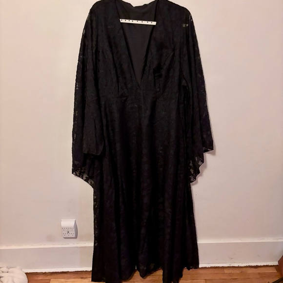 🖤 PLUS Lace Dress 🖤 - Picture 5 of 10